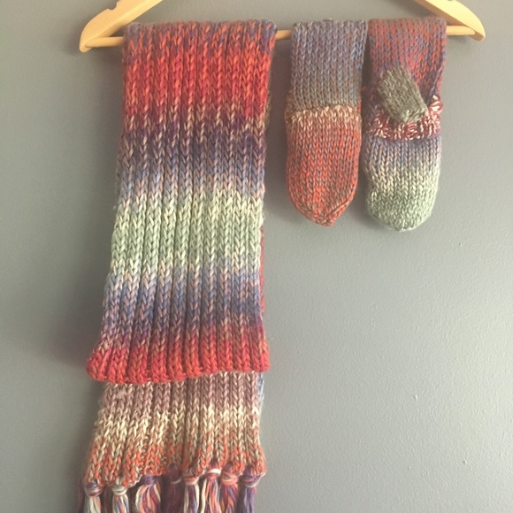 NWOT Nine West Vintage Rainbow Scarf & Mitten Set - Picture 5 of 5
